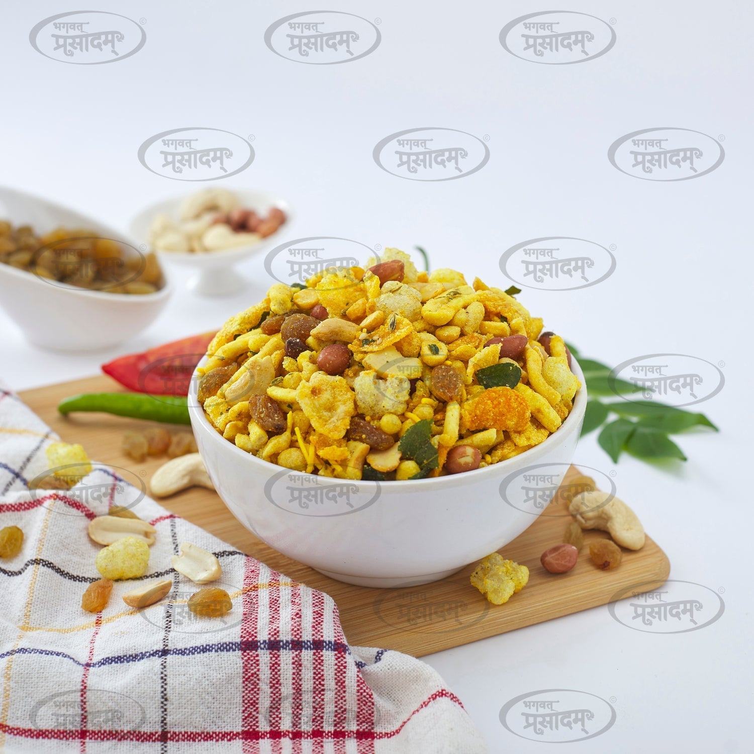 खट्टा मीठा मिक्स नमकीन: भगवत प्रसादम से एक तीखा-मीठा मिश्रण